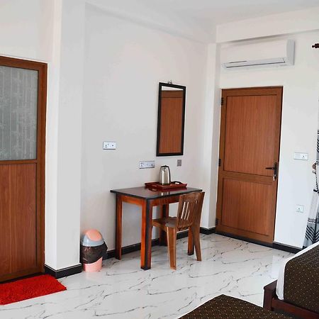 Blue Wings Beach Hotel Trincomalee Exterior foto