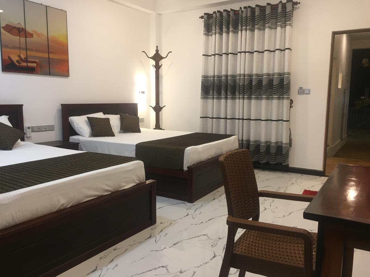 Blue Wings Beach Hotel Trincomalee Exterior foto